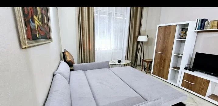 Tirane, jepet me qera apartament 1+1 Kati 4, 75 m² 600 € (Rruga Kavajes)