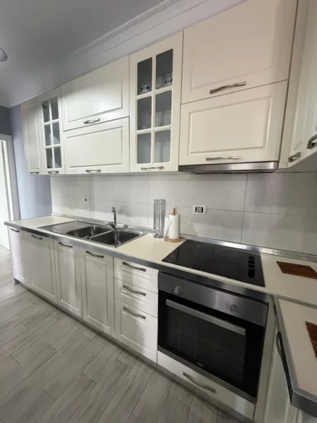 Tirane, jepet me qera apartament 1+1 Kati 5, 75 m² 550 € (Spitali Amerikan 2)