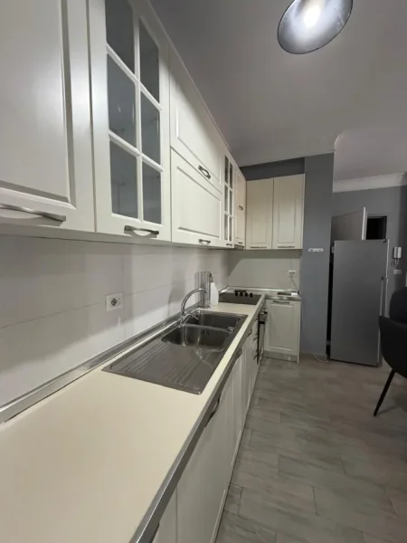 Tirane, jepet me qera apartament 1+1 Kati 5, 75 m² 550 € (Spitali Amerikan 2)