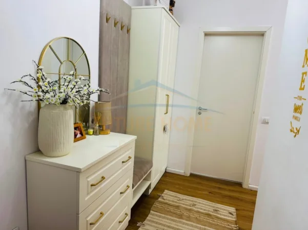 Tirane, jepet me qera apartament 3+1+2+Ballkon Kati 4, 98 m² 65.000 LEKE (Ali Demi, Rezidenca Kaimi)