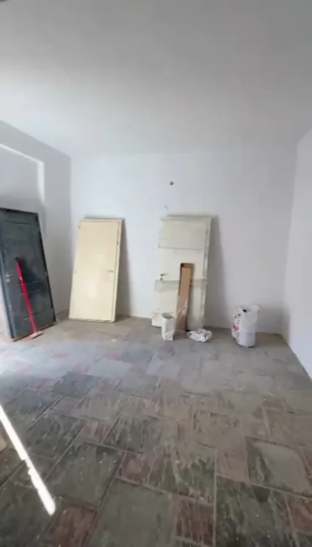 Tirane, shitet magazine Kati 1, 47 m² 60.000 € (Xhamlliku)