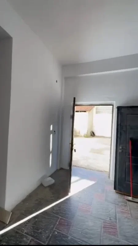 Tirane, shitet magazine Kati 1, 47 m² 60.000 € (Xhamlliku)