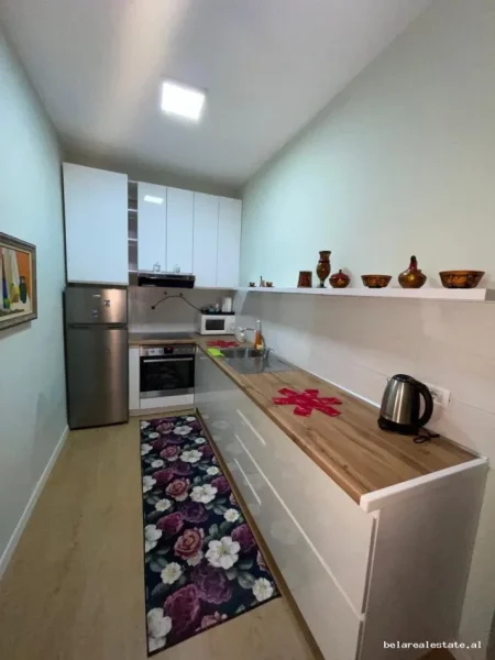 Tirane, jepet me qera apartament 1+1+Ballkon Kati 2, 75 m² 640 € (Rruga e Barrikadave)