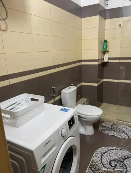 Tirane, jepet me qera apartament 1+1+Ballkon Kati 2, 75 m² 640 € (Rruga e Barrikadave)