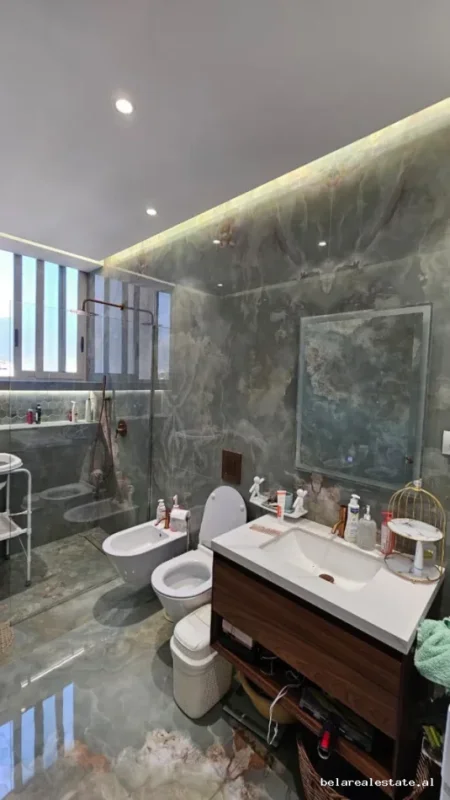 Tirane, jepet me qera apartament 2+1+Ballkon Kati 11, 114 m² 950 € (Rruga e Barrikadave)