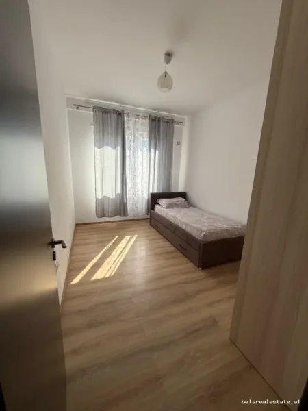 Tirane, jepet me qera apartament 2+1+Ballkon Kati 2, 85 m² 800 € (Ali Dem)