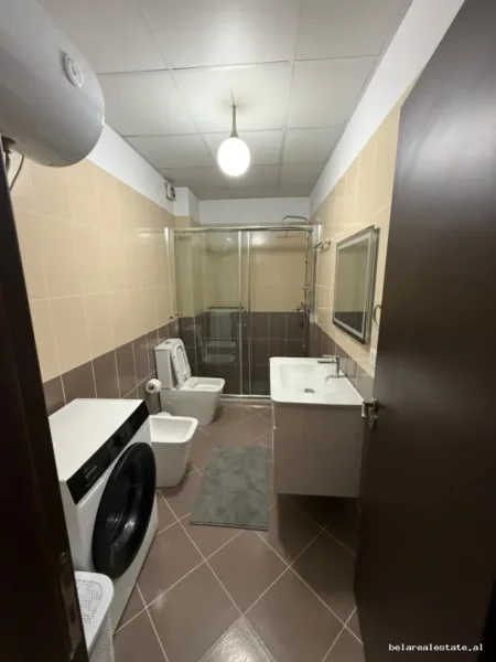Tirane, jepet me qera apartament 2+1+Ballkon Kati 2, 85 m² 800 € (Ali Dem)