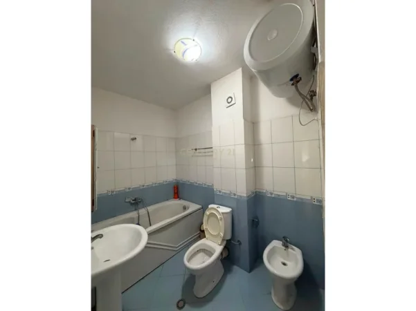 Tirane, jepet me qera apartament 2+1+Ballkon Kati 7, 110 m² 700 € 