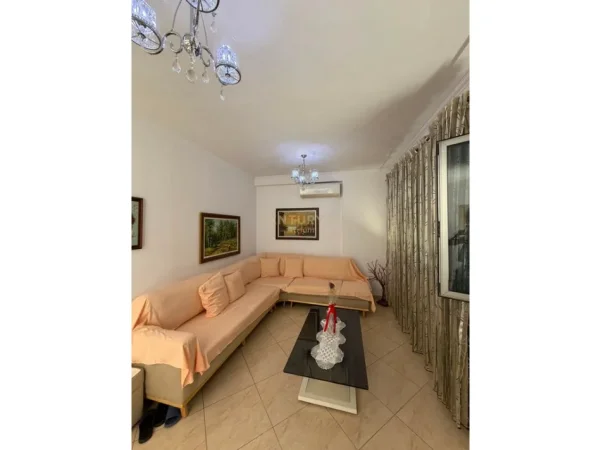 Tirane, jepet me qera apartament 2+1+Ballkon Kati 7, 110 m² 700 € 
