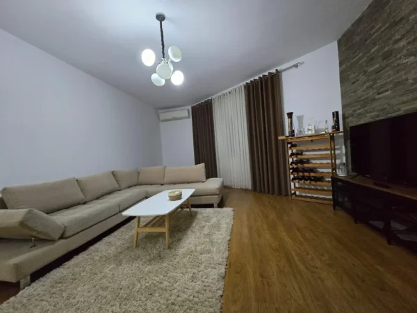Tirane, jepet me qera apartament 1+1 Kati 3, 85 m² 600 € (Liqeni i Thatë)