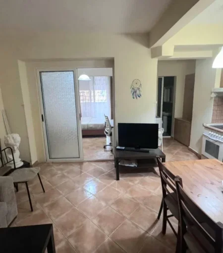 Tirane, jepet me qera apartament 1+1 Kati 4, 50 m² 500 € (Myslym Shyri prane someg)