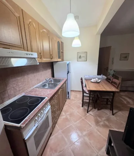 Tirane, jepet me qera apartament 1+1 Kati 4, 50 m² 500 € (Myslym Shyri prane someg)