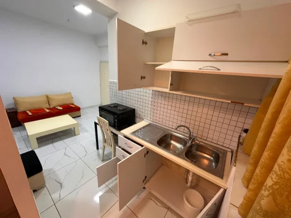 Tirane, jepet me qera apartament 1+1 Kati 0, 30 m² 400 € (Rr.Durresit)
