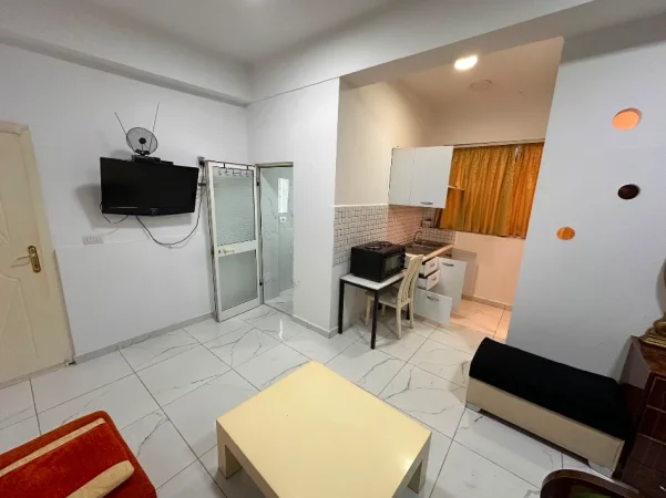 Tirane, jepet me qera apartament 1+1 Kati 0, 30 m² 400 € (Rr.Durresit)