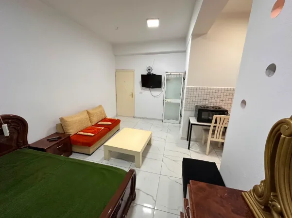 Tirane, jepet me qera apartament 1+1 Kati 0, 30 m² 400 € (Rr.Durresit)