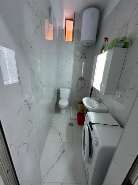 Tirane, jepet me qera apartament 1+1 Kati 0, 30 m² 400 € (Rr.Durresit)
