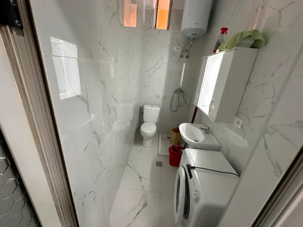 Tirane, jepet me qera apartament 1+1 Kati 0, 30 m² 400 € (Rr.Durresit)