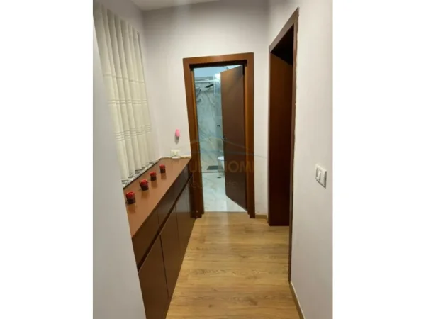 Tirane, jepet me qera apartament 1+1 Kati 3, 70 m² 600 € (Garda,Liqeni)