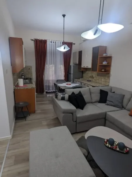 Tirane, jepet me qera apartament 2+1 Kati 3, 70 m² 630 € (Perball ish ekspozites: pallatet 1Maji)