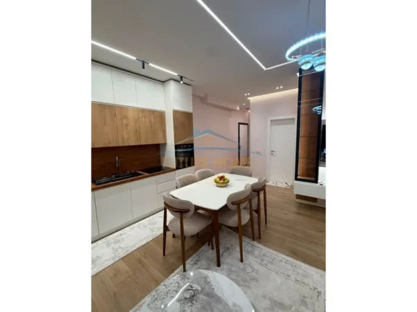 Tirane, jepet me qera apartament 2+1 Kati 5, 103 m² 700 € (Residenca Porta Tirana e Re,Sauk)