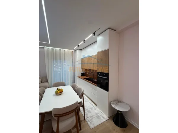Tirane, jepet me qera apartament 2+1 Kati 5, 103 m² 700 € (Residenca Porta Tirana e Re,Sauk)