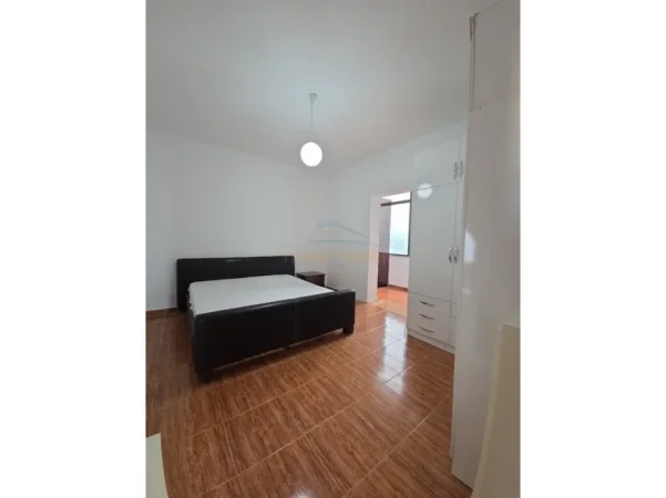 Tirane, jepet me qera apartament 2+1+Ballkon Kati 3, 150 m² 800 € (Kopshti Nene Tereza)