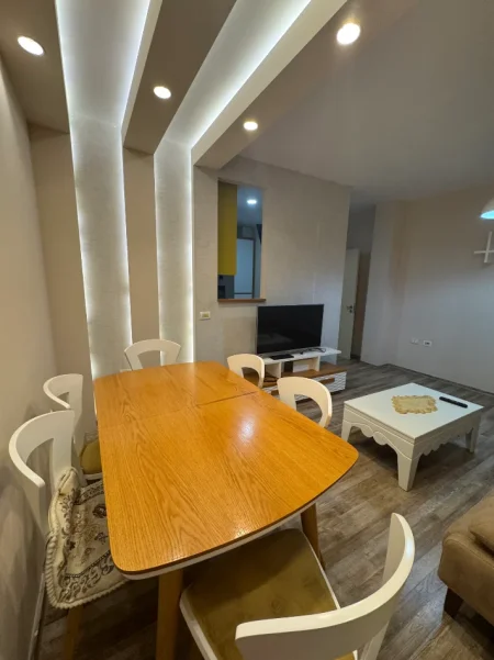 Tirane, jepet me qera nga Pronari, pa-komision apartament 1+1+Aneks+Ballkon Kati 5, 550 € (Rr. Pjeter Budi)