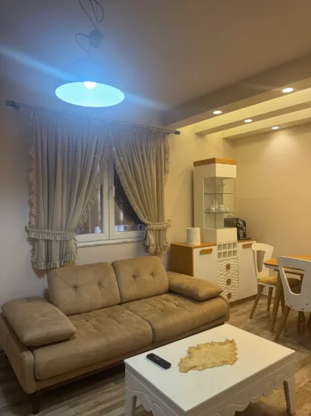 Tirane, jepet me qera nga Pronari, pa-komision apartament 1+1+Aneks+Ballkon Kati 5, 550 € (Rr. Pjeter Budi)