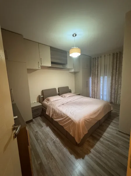 Tirane, jepet me qera nga Pronari, pa-komision apartament 1+1+Aneks+Ballkon Kati 5, 550 € (Rr. Pjeter Budi)
