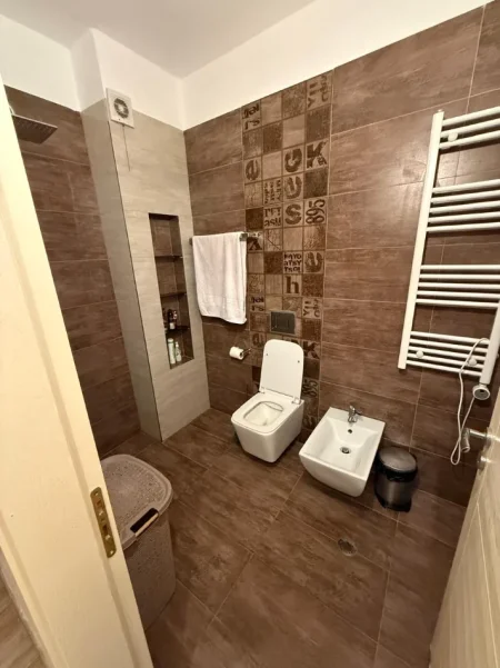 Tirane, jepet me qera nga Pronari, pa-komision apartament 1+1+Aneks+Ballkon Kati 5, 550 € (Rr. Pjeter Budi)