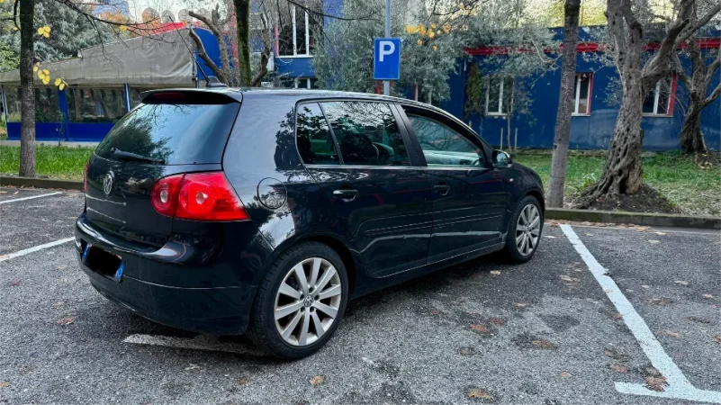 Tirane, shes makine Nafte, e zeze automatik Klima 270.000 km 5.500 € pak i diskutueshëm.