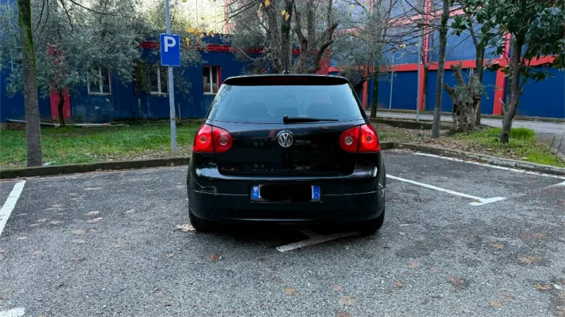 Tirane, shes makine Nafte, e zeze automatik Klima 270.000 km 5.500 € pak i diskutueshëm.