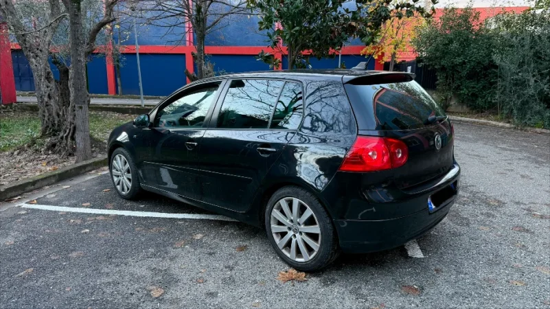 Tirane, shes makine Nafte, e zeze automatik Klima 270.000 km 5.500 € pak i diskutueshëm.