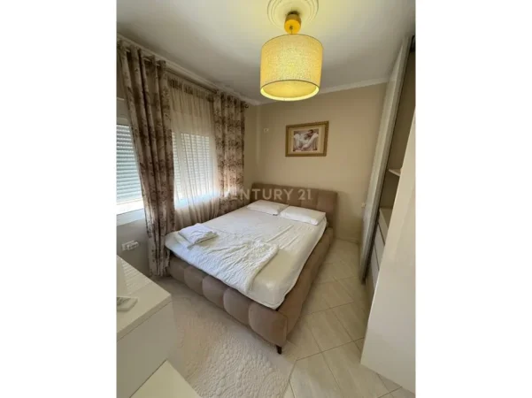 Tirane, jepet me qera apartament 1+1 Kati 5, 45 m² 500 € (pallati me shigjeta)