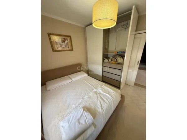 Tirane, jepet me qera apartament 1+1 Kati 5, 45 m² 500 € (pallati me shigjeta)