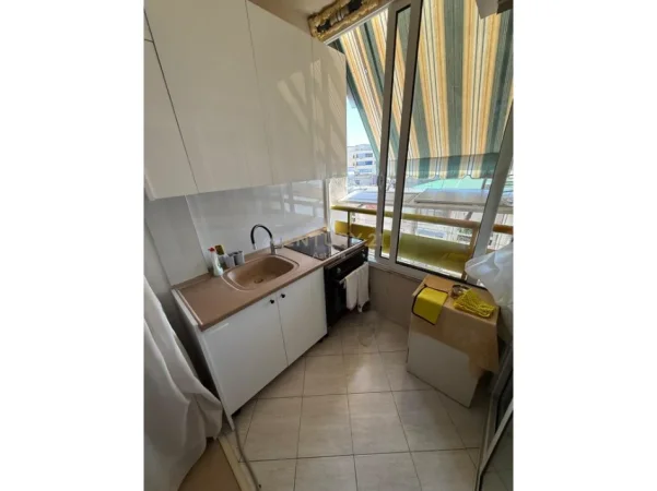 Tirane, jepet me qera apartament 1+1 Kati 5, 46 m² 500 € (pallati me shigjeta)