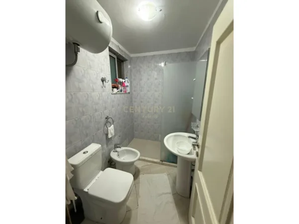 Tirane, jepet me qera apartament 1+1 Kati 5, 45 m² 500 € (pallati me shigjeta)