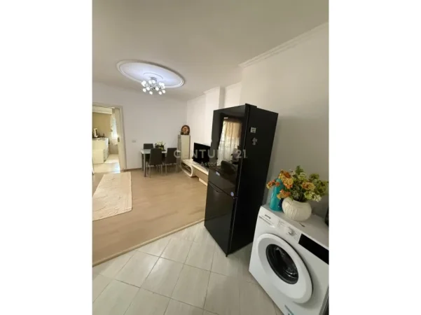 Tirane, jepet me qera apartament 1+1 Kati 5, 45 m² 500 € (pallati me shigjeta)