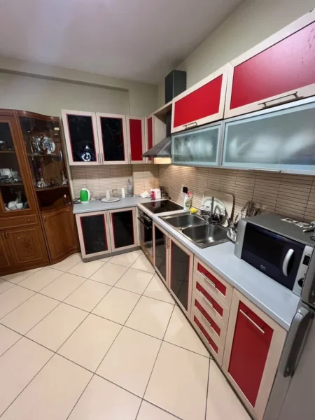 Tirane, jepet me qera apartament 2+1 Kati 3, 100 m² 550 € (Rruga Rrapo Hekali)