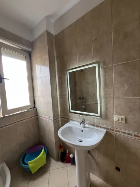 Tirane, jepet me qera apartament 2+1 Kati 3, 100 m² 550 € (Rruga Rrapo Hekali)