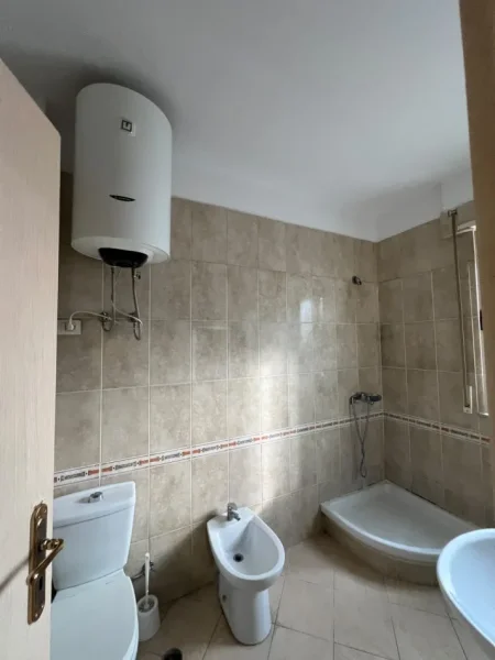Tirane, jepet me qera apartament 2+1 Kati 3, 100 m² 550 € (Rruga Rrapo Hekali)
