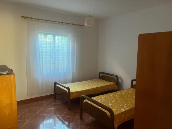 🏡 Jepet nje Hyrje  2+1📍 Në Ali Dem afer Mangalemit,  400 MIJE LEKE