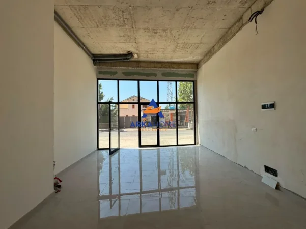Tirane, jepet me qera ambjent biznesi Kati 0, 75 m² 864 € (PASKUQAN)