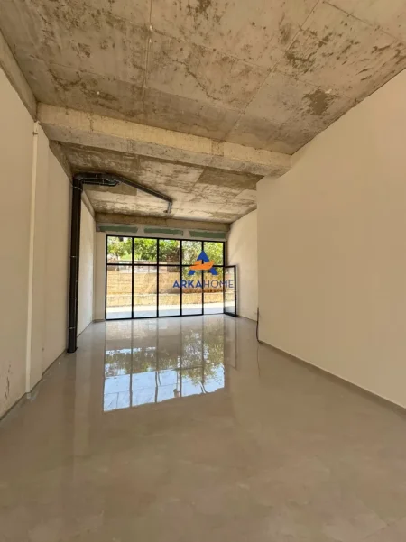 Tirane, jepet me qera ambjent biznesi Kati 0, 75 m² 864 € (PASKUQAN)