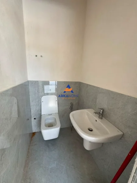 Tirane, jepet me qera ambjent biznesi Kati 0, 75 m² 864 € (PASKUQAN)