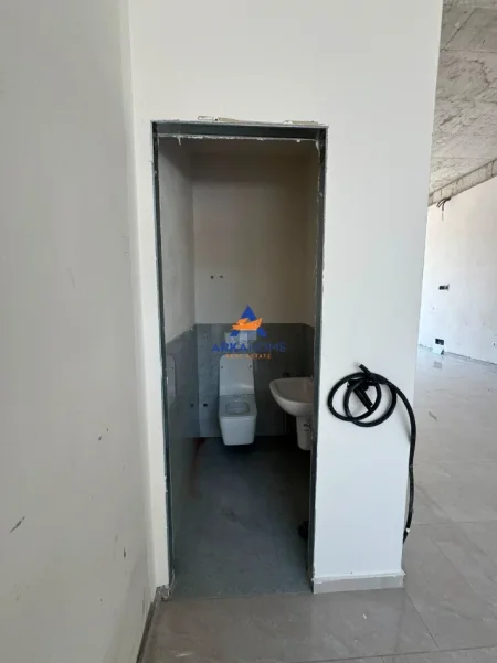 Tirane, jepet me qera ambjent biznesi Kati 0, 75 m² 864 € (PASKUQAN)