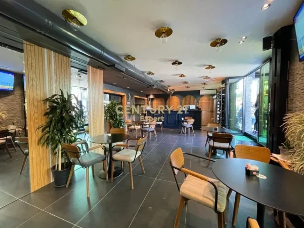Tirane, jepet me qera hotel Kati 3, 241 m² 5.400 € (Prane Hipotekes, Don Bosko)