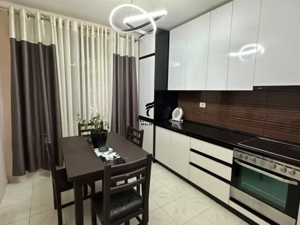 Tirane, jepet me qera apartament 1+1+Ballkon Kati 4, 60 m² 650 € (STACIONI TRENIT)
