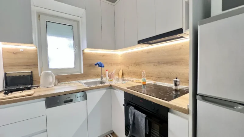 ME QERA: 2+1 📍Myslym Shyr (Prane Drejtoris se Policis) - 70,000 Leke/Muaj - Kati.1 - SP.80m² - E Rinovuar Totalisht - Akses shume i favorshem