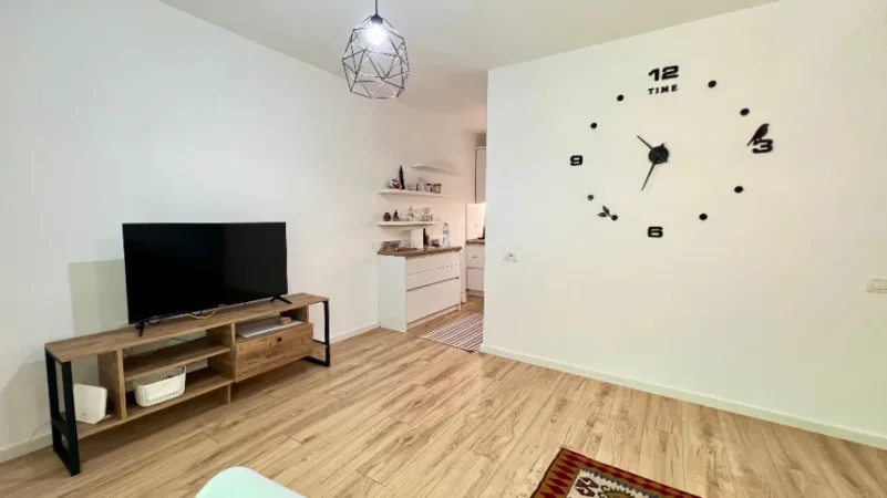 ME QERA: 2+1 📍Myslym Shyr (Prane Drejtoris se Policis) - 70,000 Leke/Muaj - Kati.1 - SP.80m² - E Rinovuar Totalisht - Akses shume i favorshem